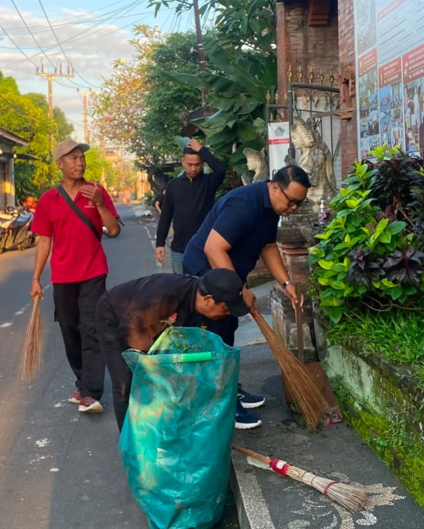 Aksi Bersih-Bersih Sampah di Lingkungan Desa Kesiman Petilan