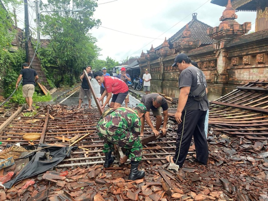 Atensi Bangunan Roboh dan Pohon Tumbang