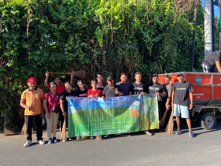 Bersih-bersih di Sekitar Wilayah Desa Kesiman Petilan Serangkaian Hari Lingkungan Hidup Sedunia