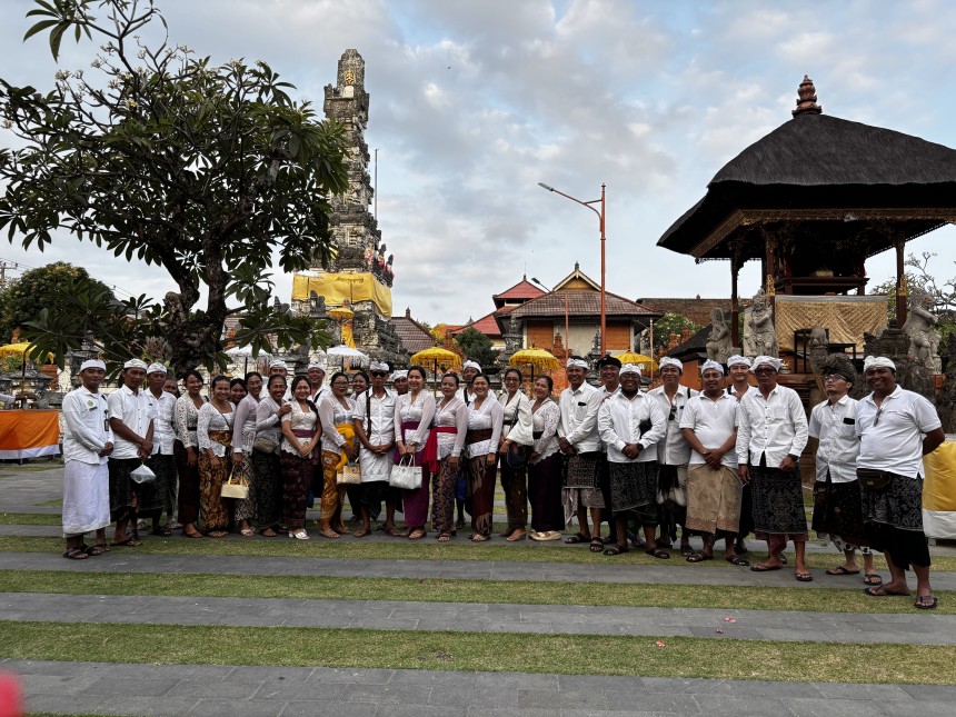 Bhakti Penganyaran Pemerintah Desa Kesiman Petilan ke Pura Agung Jagatnatha Denpasar