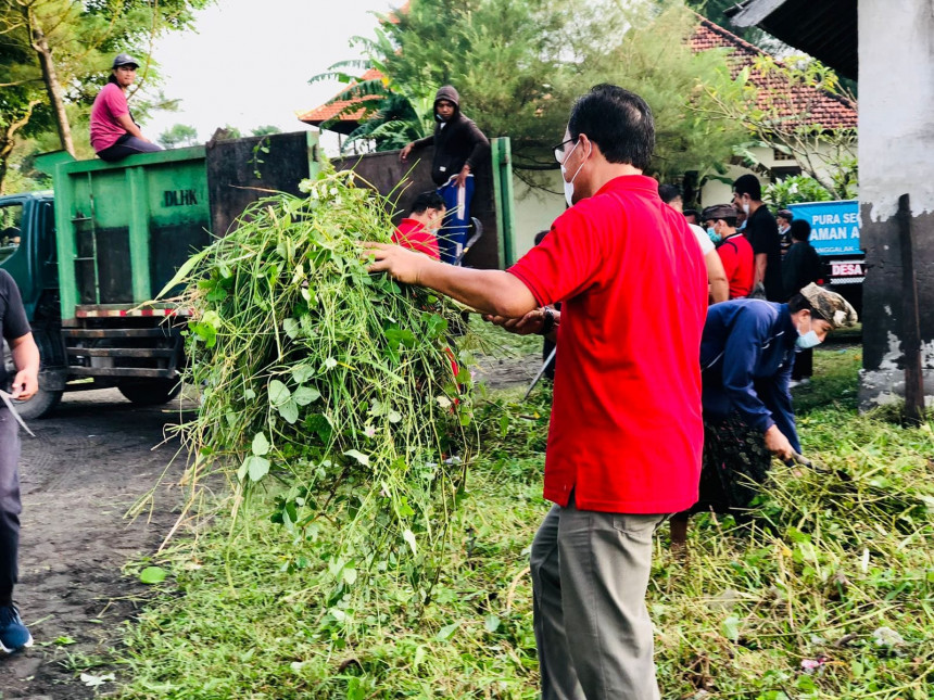 Gotong Royong Bersihkan Padang Galak