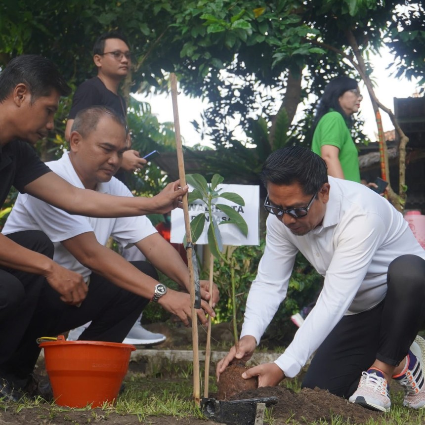 Kegiatan Gotong Royong Semesta Berencana Penanaman Pohon dan Bersih Sungai