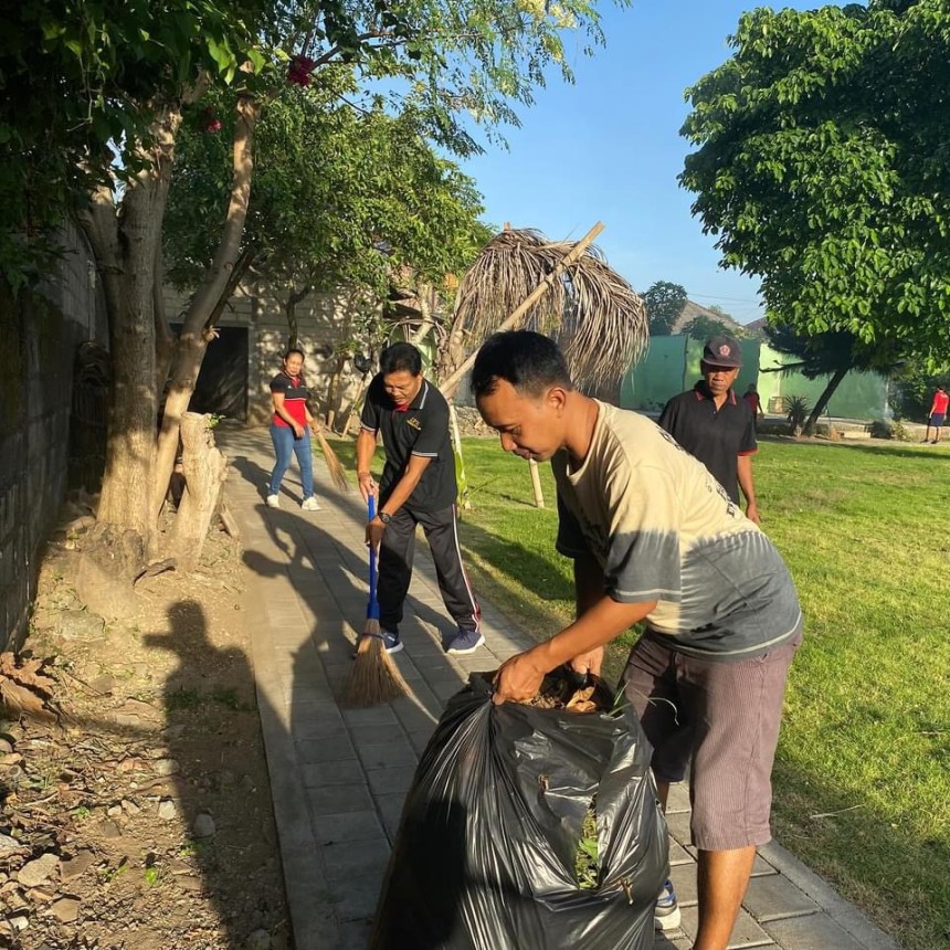 Kegiatan JUMPA BERLIAN (Jumat Pagi Bersih Lingkungan)