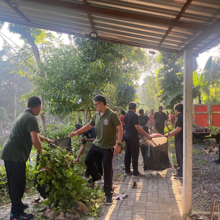 Kegiatan JUMPA BERLIAN (Jumat Pagi Bersih Lingkungan)