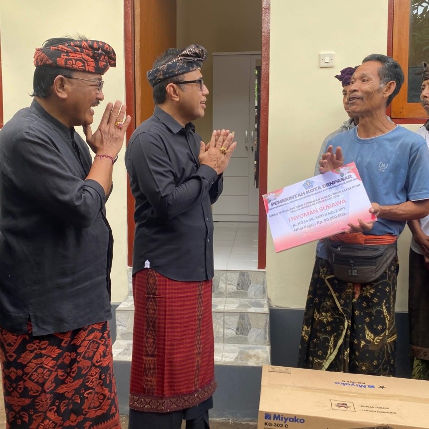 Penyerahan Bantuan Perbaikan Rumah Tidak Layak Huni Di Denpasar