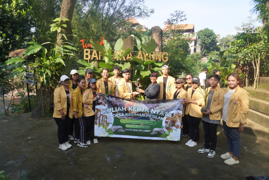 Penyerahan Bibit Tanaman Oleh Mahasiswa KKN Universitas Pendidikan Nasional