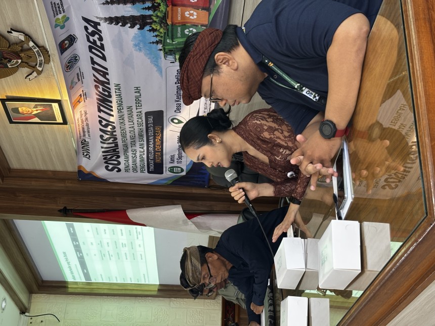 Sosialisasi Tingkat Desa Pendampingan Pembentukan/Penguatan Organisasi Tata Kelola Layanan Pengumpulan Sampah Secara Terpilah di Desa Kesiman Petilan